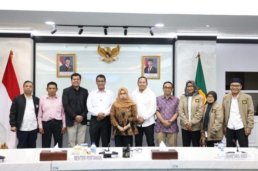 Mentan Andi Amran Sulaiman menantang UNESA mengembangkan benih kedelai unggul berproduktivitas 5-6 ton per hektare. Pemerintah siap mendukung inovasi kampus untuk mempercepat swasembada kedelai nasional.