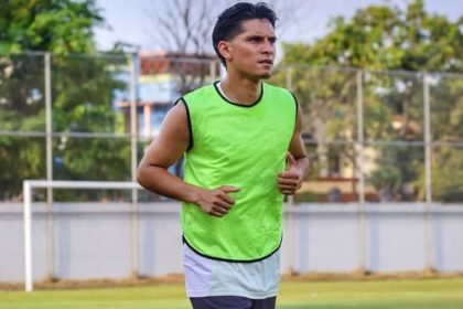 Navarone Foor saat latihan di stadion Kalegowa, Sulawesi Selatan.
