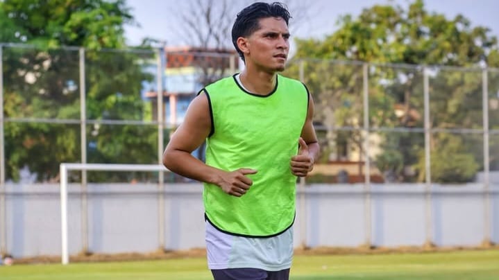 Navarone Foor saat latihan di stadion Kalegowa, Sulawesi Selatan.