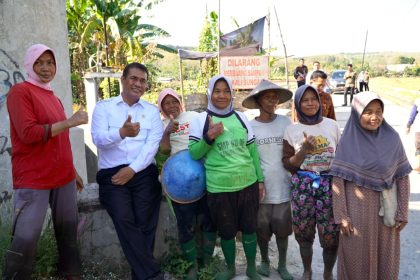 Menteri Pertanian (Mentan) Andi Amran Sulaiman saat melakukan inspeksi mendadak (sidak) di persawahan Desa Wonosari, Kecamatan Ngaliyan, Kota Semarang, Kamis (6/8).