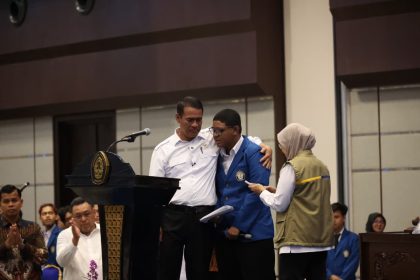 Menteri Pertanian (Mentan) Andi Amran Sulaiman mendengarkan keluhan seorang mahasiswa Program Studi Hubungan Internasional, Adriano Padama asal Kabupaten Alor pada Penerimaan 5.155 Mahasiswa Baru (PMB) di Universitas Diponegoro (UNDIP) Tahun Akademik 2026/2027, Kamis (6/8).