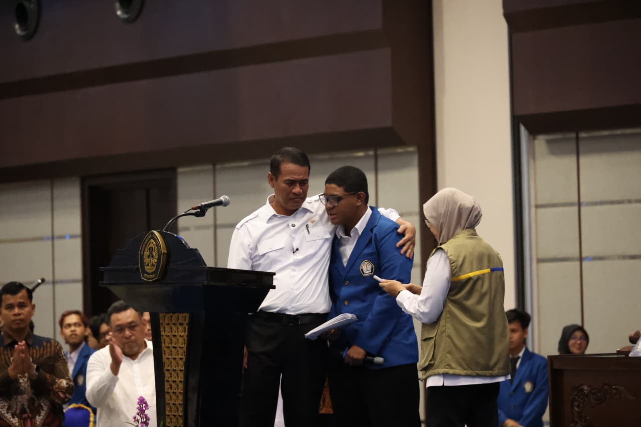 Menteri Pertanian (Mentan) Andi Amran Sulaiman mendengarkan keluhan seorang mahasiswa Program Studi Hubungan Internasional, Adriano Padama asal Kabupaten Alor pada Penerimaan 5.155 Mahasiswa Baru (PMB) di Universitas Diponegoro (UNDIP) Tahun Akademik 2026/2027, Kamis (6/8).