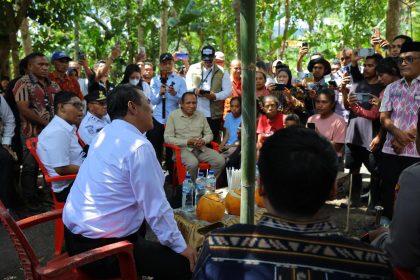 Menteri Pertanian Andi Amran Sulaiman berdialog dengan masyarakat Alor NTT membahas pertanian dan pengentasan kemiskinan
