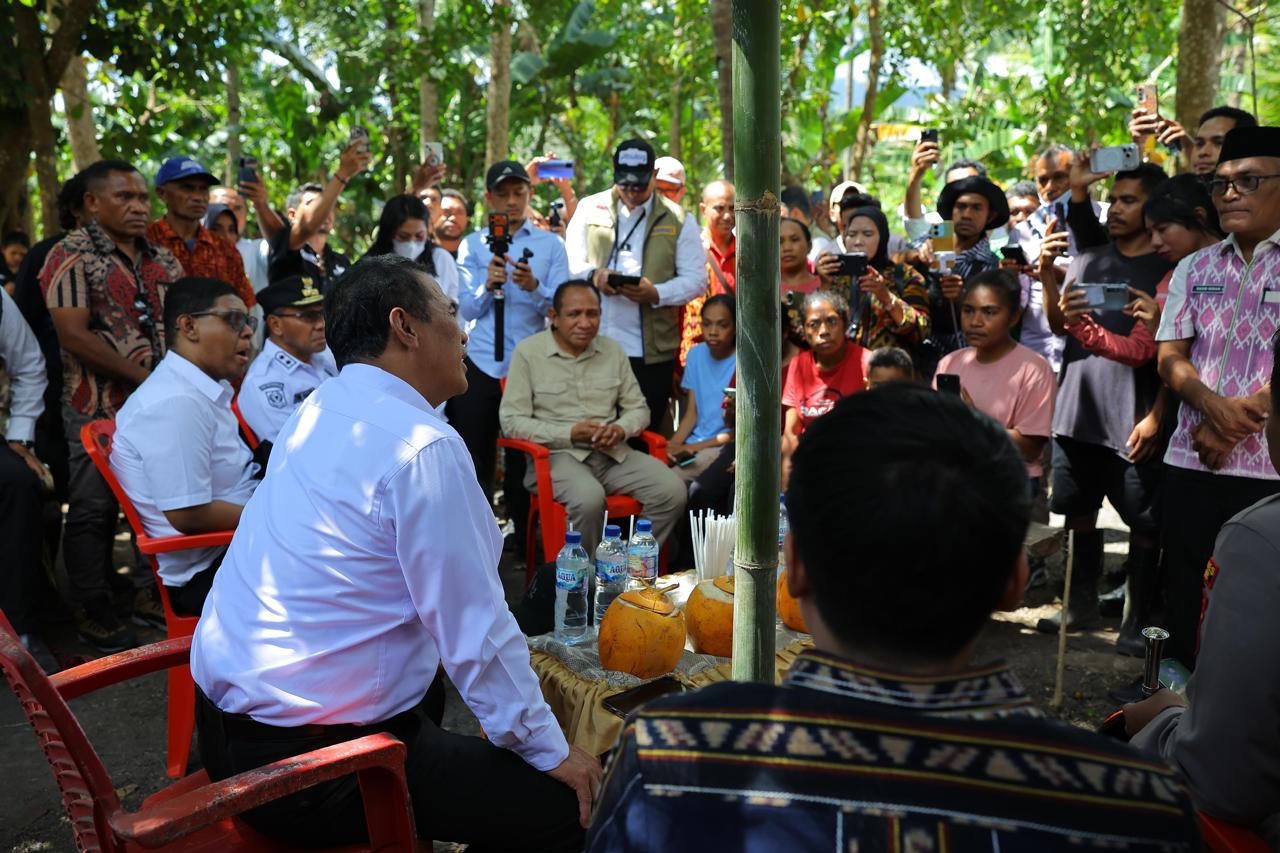 Menteri Pertanian Andi Amran Sulaiman berdialog dengan masyarakat Alor NTT membahas pertanian dan pengentasan kemiskinan
