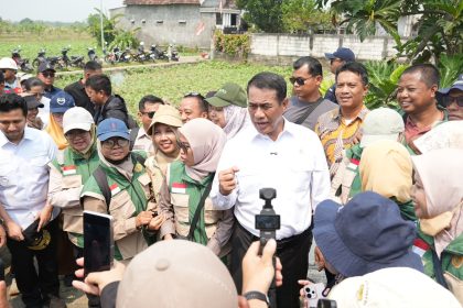 Menteri Pertanian (Mentan) Andi Amran Sulaiman berbicara usai menyerap aspirasi ribuan peternak dalam Rapat Koordinasi Perunggasan di Surabaya, Jawa Timur, Selasa (11/8/2026).