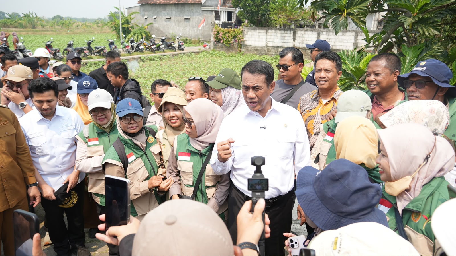 Menteri Pertanian (Mentan) Andi Amran Sulaiman berbicara usai menyerap aspirasi ribuan peternak dalam Rapat Koordinasi Perunggasan di Surabaya, Jawa Timur, Selasa (11/8/2026).