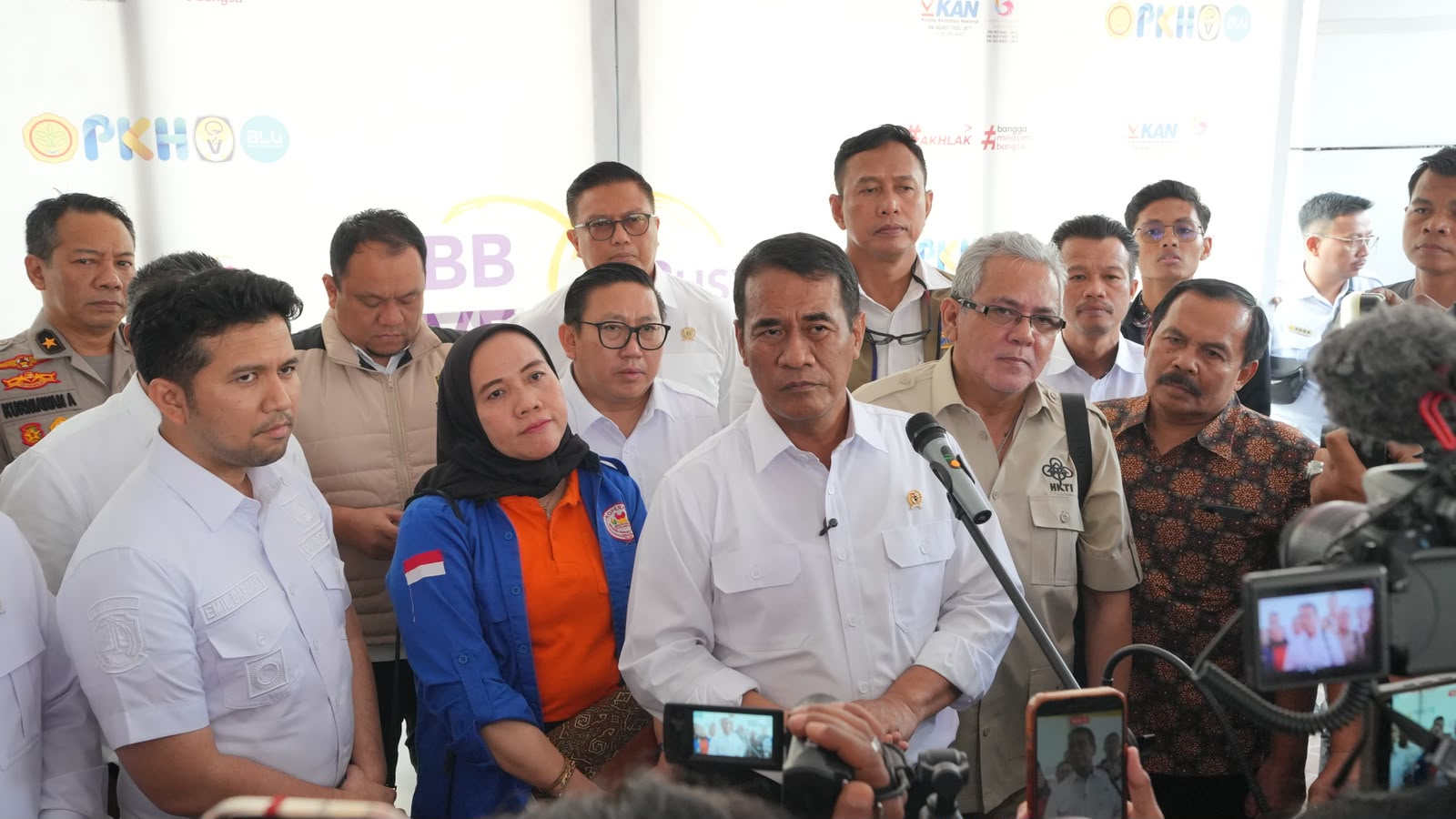 Menteri Pertanian (Mentan) Andi Amran Sulaiman berbicara usai menyerap aspirasi ribuan peternak dalam Rapat Koordinasi Perunggasan di Surabaya, Jawa Timur, Selasa (11/8/2026).