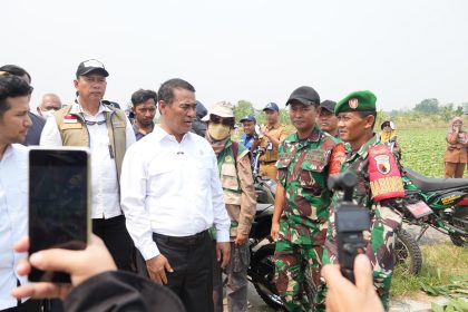 Mentan Andi Amran Sulaiman berdialog dengan personel TNI yang dilibatkan dalam sektor pertanian.