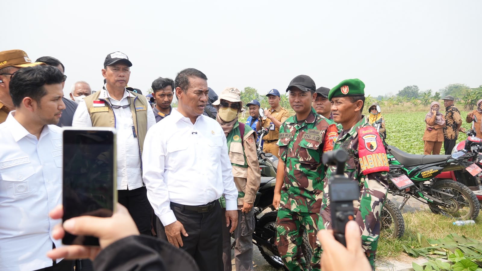 Mentan Andi Amran Sulaiman berdialog dengan personel TNI yang dilibatkan dalam sektor pertanian.