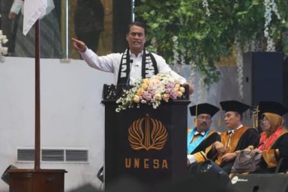 Menteri Pertanian (Mentan) Andi Amran Sulaiman berdialog setelah penandatanganan nota kesepahaman (MoU) antara Kementan dan UNESA di Surabaya, Rabu (12/8/2026).