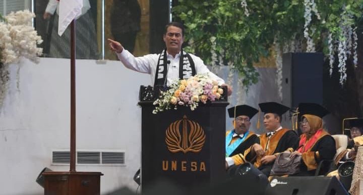 Menteri Pertanian (Mentan) Andi Amran Sulaiman berdialog setelah penandatanganan nota kesepahaman (MoU) antara Kementan dan UNESA di Surabaya, Rabu (12/8/2026).
