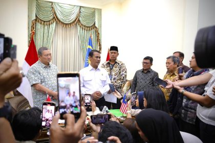 Menteri Pertanian Andi Amran Sulaiman berbicara kepada media saat pelepasan ekspor perdana beras ke Malaysia di Jakarta, Jumat, 14 Agustus 2026.