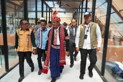 Mentan Amran Sulaiman bergerak cepat salurkan 5.386 ton beras senilai Rp75,4 miliar untuk warga terdampak gempa di 4 kabupaten Nusa Tenggara Timur.