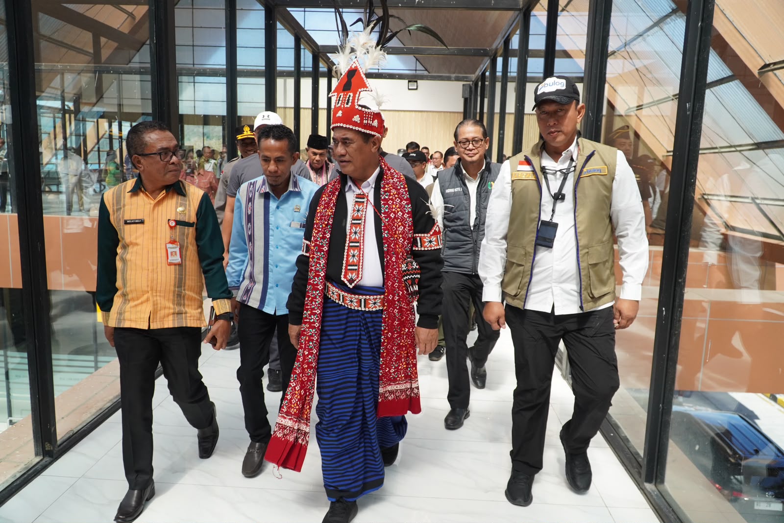 Mentan Amran Sulaiman bergerak cepat salurkan 5.386 ton beras senilai Rp75,4 miliar untuk warga terdampak gempa di 4 kabupaten Nusa Tenggara Timur.