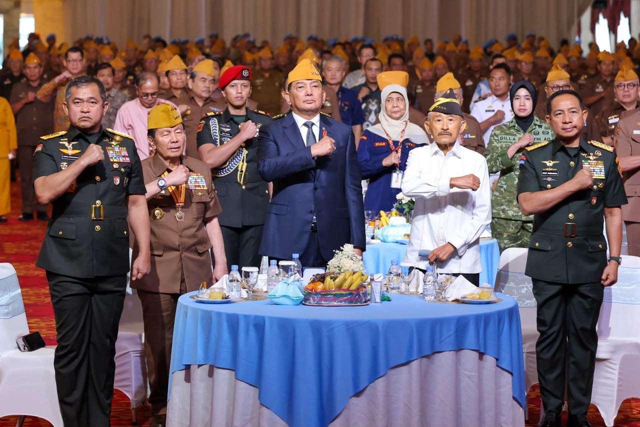 Menteri Pertahanan Sjafrie Sjamsoeddin menyampaikan pesan mendalam mengenai arti kehormatan bagi generasi muda dalam momentum peringatan Hari Veteran Nasional yang digelar di Balai Sudirman, Jakarta, Senin (17/8/2026).