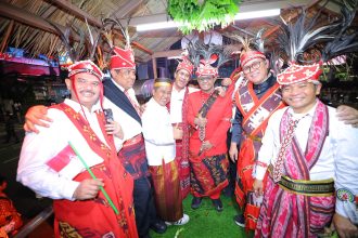 Menteri Pertanian (Mentan) Andi Amran Sulaiman foto bersama dengan Adriano dan Narji dalam kendaraan Karnaval Kementerian Pertanian (Kementan) pada perayaan HUT ke-81 Republik Indonesia di kawasan Monas, Jakarta, Senin (17/8)