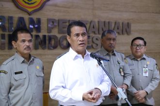 Mentan Amran Sulaiman mencopot permanen 13 pejabat Kementan terbukti judi online. Penindakan tegas ini dinilai sebagai bentuk kepedulian dan pembinaan ASN.