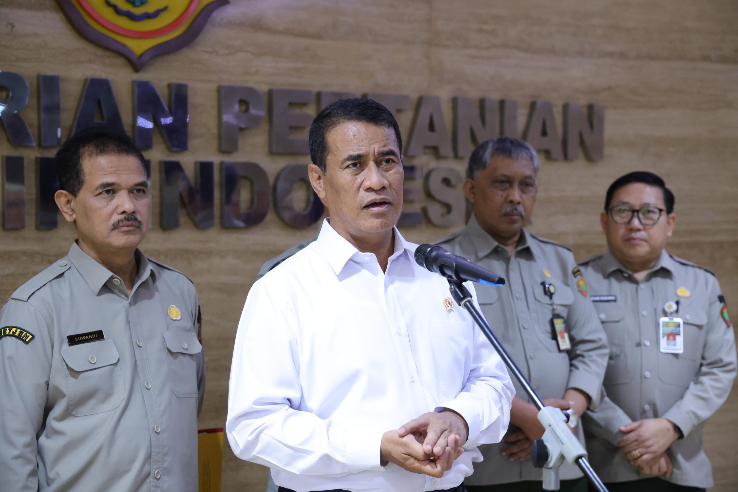 Mentan Amran Sulaiman mencopot permanen 13 pejabat Kementan terbukti judi online. Penindakan tegas ini dinilai sebagai bentuk kepedulian dan pembinaan ASN.