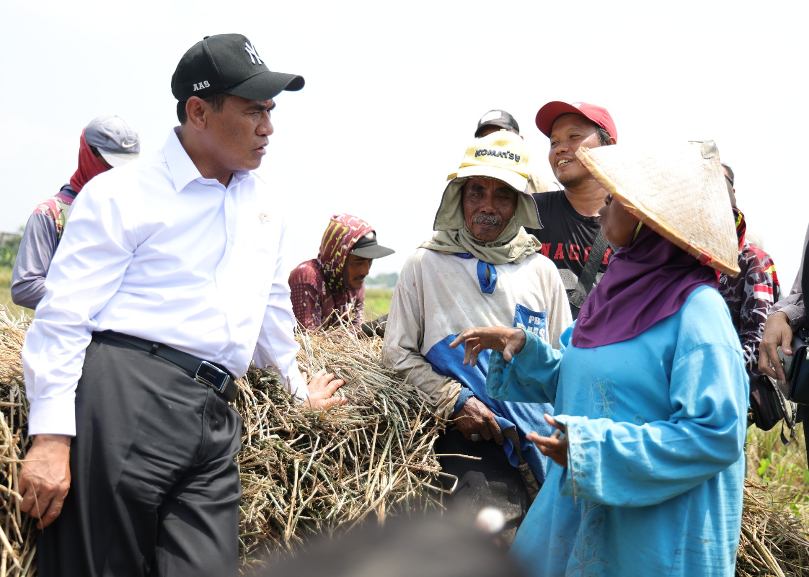 Menteri Pertanian (Mentan) Andi Amran Sulaiman saat menemukan langsung kondisi buruh tani di tengah kunjungan kerjanya di Karawang Timur, Jawa Barat