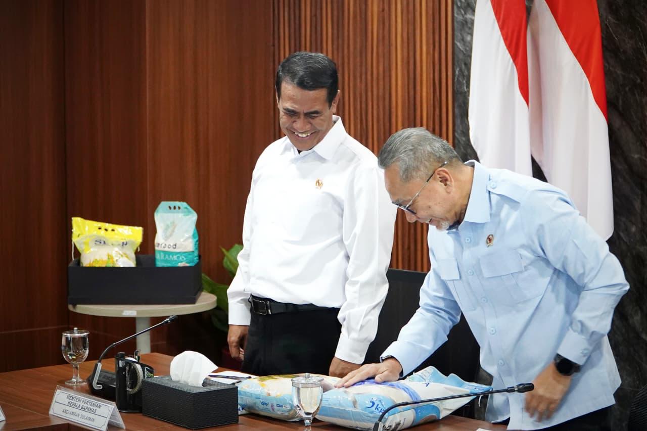 Menteri Pertanian RI, Andi Amran Sulaiman bersama Menteri Koordinator Bidang Pangan Zulkifli Hasan usai menghadiri rapat koordinasi bersama