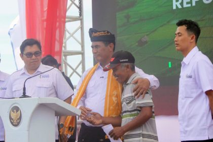Mentan Amran Sulaiman serahkan bantuan hand tractor kepada petani tanpa lahan di Banggai guna membuka peluang usaha jasa olah lahan dan dongkrak ekonomi.