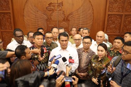 Mentan Andi Amran Sulaiman siapkan 2 juta hektare lahan tebu, singkong, dan jagung untuk industri bioetanol nasional dalam Rapat Program Khusus Pengembangan Bioetanol yang dipimpin langsung oleh Mentan Amran bersama 44 bupati sentra produksi di Jakarta, Senin (21/9/2026)
