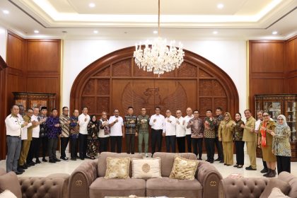 Sebanyak 44 bupati se-Indonesia siap siapkan lahan dan petani dukung program bioetanol Mentan Amran untuk kemandirian energi nasional dalam Rapat Koordinasi Program Khusus Pemerintah untuk Bioethanol yang dipimpin Mentan Amran bersama jajaran kabinet di Jakarta, Senin (21/9/2026).