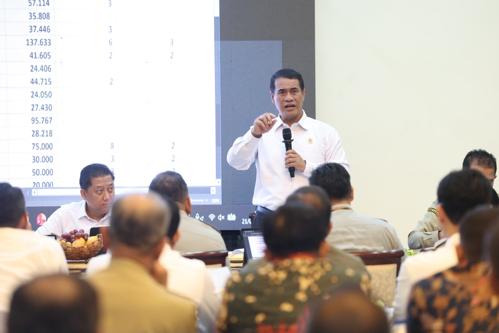Mentan Andi Amran Sulaiman membeberkan skema pembiayaan bioetanol berbasis BUMN dan swasta, serta jaminan porsi 30 persen untuk ekonomi rakyat usai memimpin Rapat Program Khusus Pengembangan Bioetanol bersama 44 bupati dari berbagai daerah di Jakarta, Senin (21/9/2026)