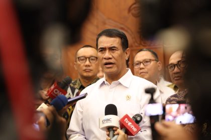 Mentan Andi Amran Sulaiman minta Bulog lipat gandakan pasokan beras premium ke ritel. Stok Bulog capai 4,6 juta ton, jamin harga beras segera turun kepada wartawan di Jakarta, Senin (21/9/2026).