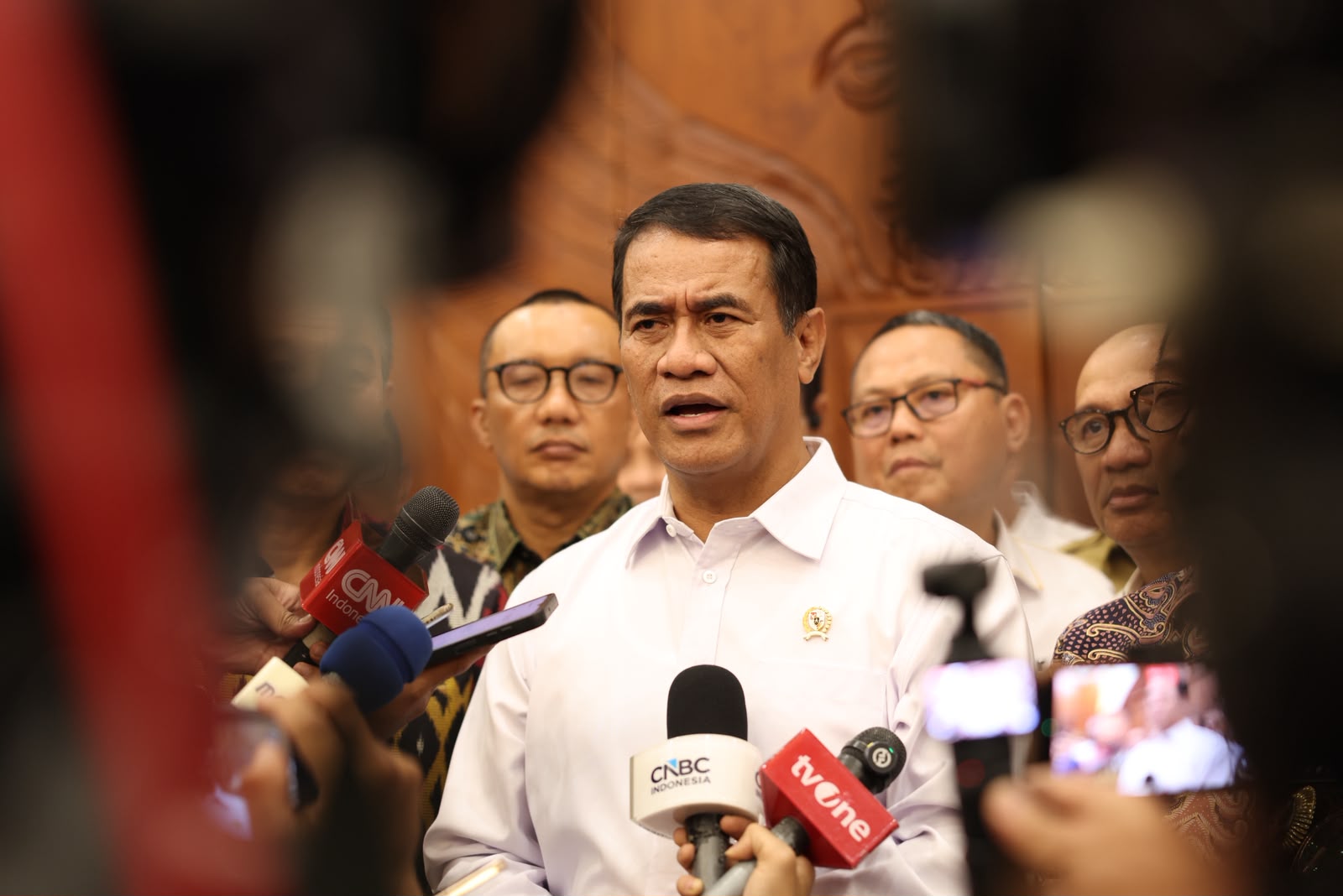 Mentan Andi Amran Sulaiman minta Bulog lipat gandakan pasokan beras premium ke ritel. Stok Bulog capai 4,6 juta ton, jamin harga beras segera turun kepada wartawan di Jakarta, Senin (21/9/2026).
