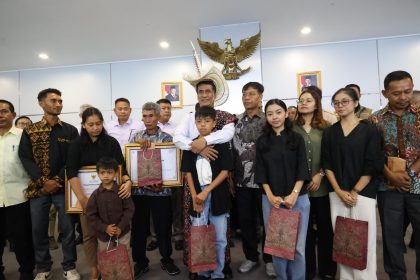 Mentan Andi Amran Sulaiman temui keluarga 3 pegawai Dinas Pertanian Jayawijaya yang gugur di Papua. Beri beasiswa total Rp300 juta dan akses kerja di Bulog.