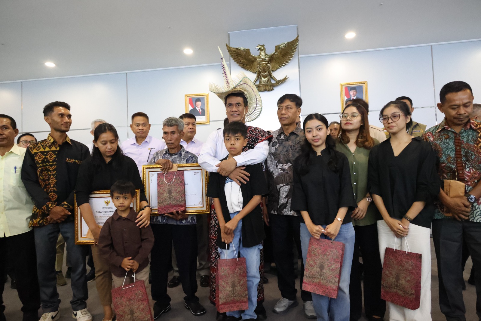 Mentan Andi Amran Sulaiman temui keluarga 3 pegawai Dinas Pertanian Jayawijaya yang gugur di Papua. Beri beasiswa total Rp300 juta dan akses kerja di Bulog.