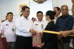 Mentan Andi Amran Sulaiman salurkan bantuan Rp300 juta serta fasilitas kerja Bulog untuk keluarga 3 pegawai Dinas Pertanian Jayawijaya yang gugur.