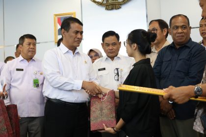 Mentan Andi Amran Sulaiman salurkan bantuan Rp300 juta serta fasilitas kerja Bulog untuk keluarga 3 pegawai Dinas Pertanian Jayawijaya yang gugur.