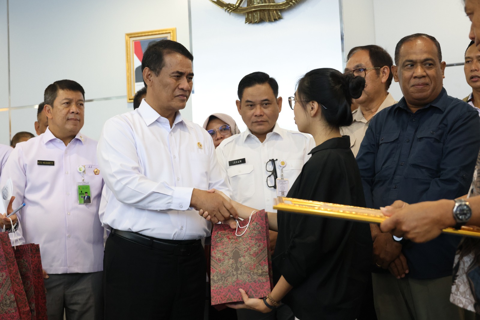 Mentan Andi Amran Sulaiman salurkan bantuan Rp300 juta serta fasilitas kerja Bulog untuk keluarga 3 pegawai Dinas Pertanian Jayawijaya yang gugur.