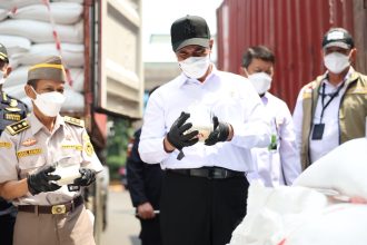 Mentan Andi Amran Sulaiman beri apresiasi Bea Cukai & Menkeu usai menggagalkan impor beras dan garam ilegal senilai Rp7,8 miliar demi lindungi 115 juta petani di Pelabuhan Tanjung Perak dan Kawasan Berikat Bogor/Jawa Barat pada Selasa (22/9/2026)