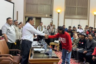 Menteri Pertanian (Mentan) Andi Amran Sulaiman menemui langsung sekitar 1.000 petani asal Kabupaten Indramayu, Jawa Barat, yang mendatangi Kantor Pusat Kementerian Pertanian (Kementan), Jakarta, Kamis (24/9/2026)
