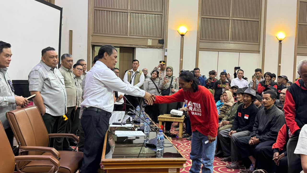 Menteri Pertanian (Mentan) Andi Amran Sulaiman menemui langsung sekitar 1.000 petani asal Kabupaten Indramayu, Jawa Barat, yang mendatangi Kantor Pusat Kementerian Pertanian (Kementan), Jakarta, Kamis (24/9/2026)