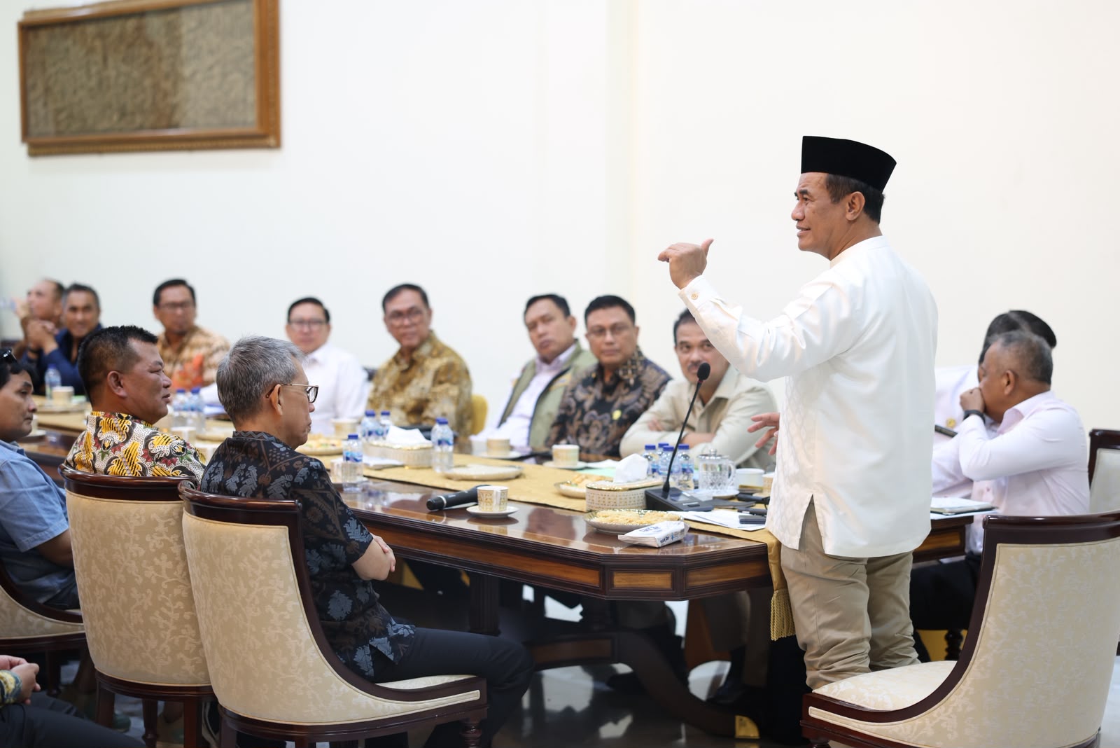 Mentan Andi Amran Sulaiman temui peternak pada pukul 06.00 WIB di Jakarta, Jumat (9/10/2026)