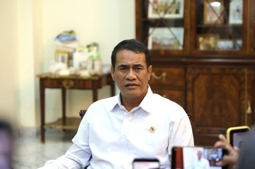 Mentan Andi Amran Sulaiman raih posisi menteri berkinerja terbaik yang masih menjabat versi survei CELIOS 2026, ditopang rekor NTP 131,11 dan swasembada.