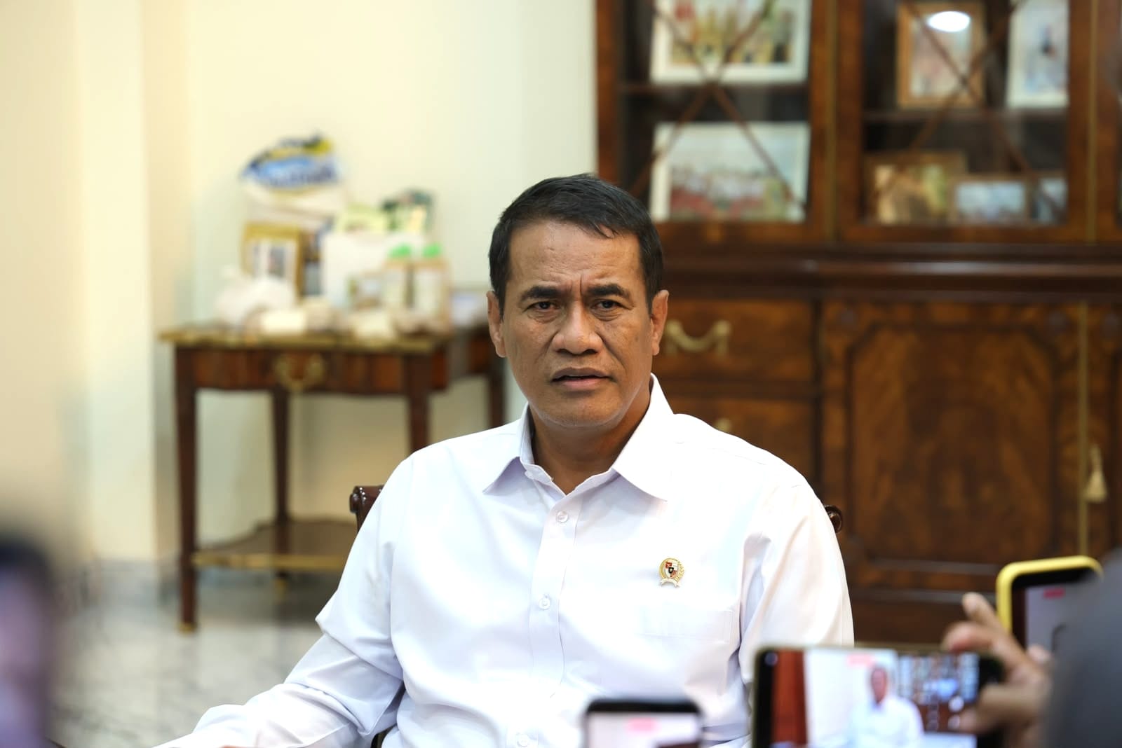 Mentan Andi Amran Sulaiman raih posisi menteri berkinerja terbaik yang masih menjabat versi survei CELIOS 2026, ditopang rekor NTP 131,11 dan swasembada.