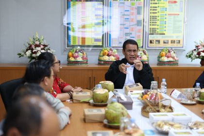 Mentan Andi Amran Sulaiman telusuri anomali harga ayam & telur ddi Kabupaten Gunung Kidul, Daerah Istimewa Yogyakarta, Kamis (15/10/2026). Kementan gandeng Satgas Pangan tindak praktik perdagangan tak sehat
