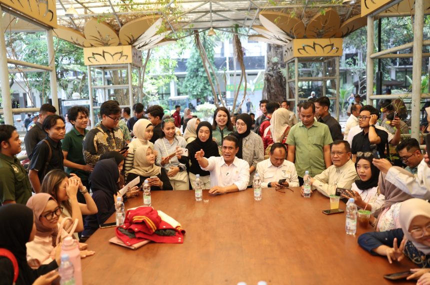 Menteri Pertanian (Mentan) Andi Amran Sulaiman usai memberikan kuliah umum kepada Mahasiswa Fakultas Pertanian UGM Yogyakarta, Kamis, (15/10)